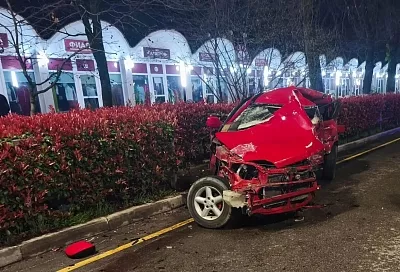 Спасатели извлекли тело водителя из разорванной в ДТП иномарки в Сочи