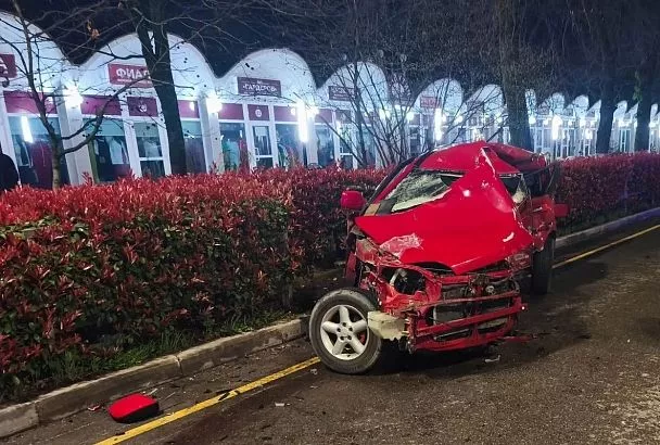 Спасатели извлекли тело водителя из разорванной в ДТП иномарки в Сочи