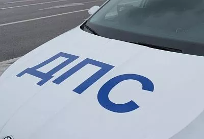 Мотоциклист врезался в грузовик в Сочи. Он погиб