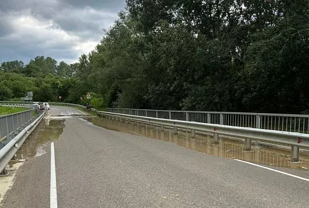 Растет уровень воды в реке Шебш в Северском районе: подтоплена дорога