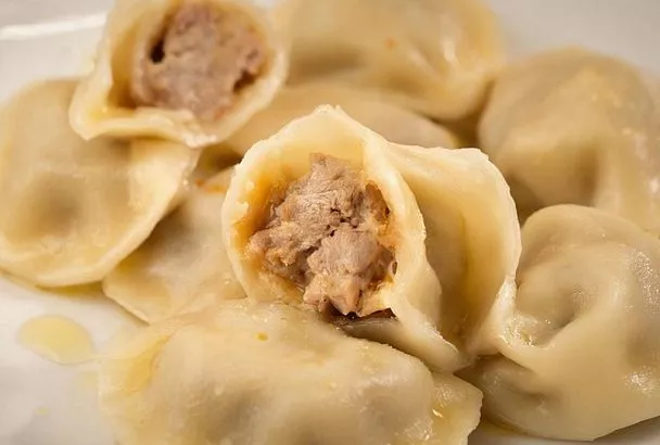 Добавьте всего две щепотки в фарш, и ваши пельмени станут вкуснее, чем в лучших ресторанах: сочные, ароматные, с аппетитной текстурой