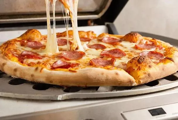 Пицца в аэрогриле за 20 минут: слоёное тесто, колбаса и тягучий сыр — идеально, когда мало времени