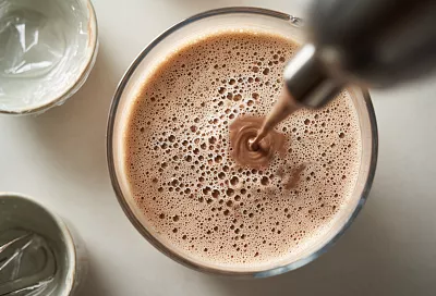 Вот как сделать «воздушное суфле» из ряженки: больше пузырьков — пористее текстура