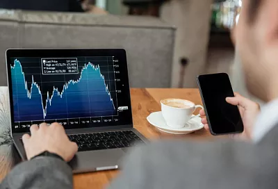 Российский фондовый рынок демонстрирует умеренное снижение на фоне внешних рисков