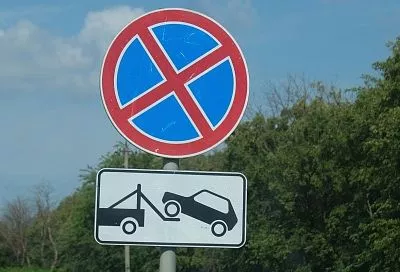 Более девяти тысяч машин перевезли с улиц Краснодара на штрафстоянку эвакуаторы в 2025 году