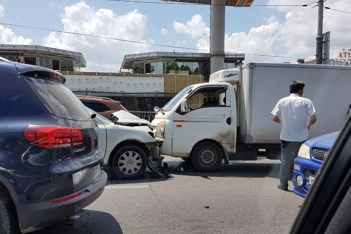 ДТП с мотоциклом на Северном мосту в Краснодаре. 5 июня 2018 года. ДТП с мотоциклом на Северном мосту в Краснодаре. 5 июня 2018 года.