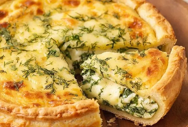 Когда хочется чего-нибудь вкусненького: быстрый и сытный пирог на кефире с сыром и зеленью