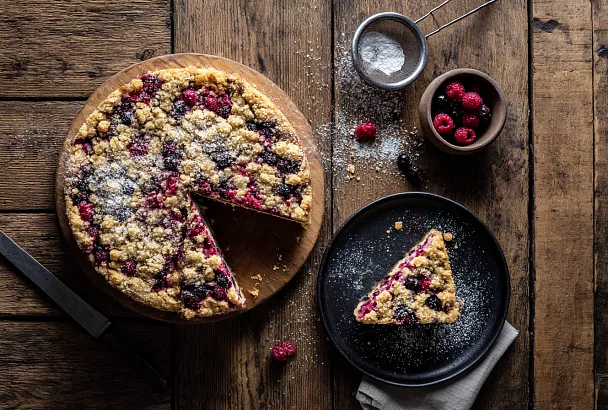 Нежный пирог с ягодами и хрустящей крошкой