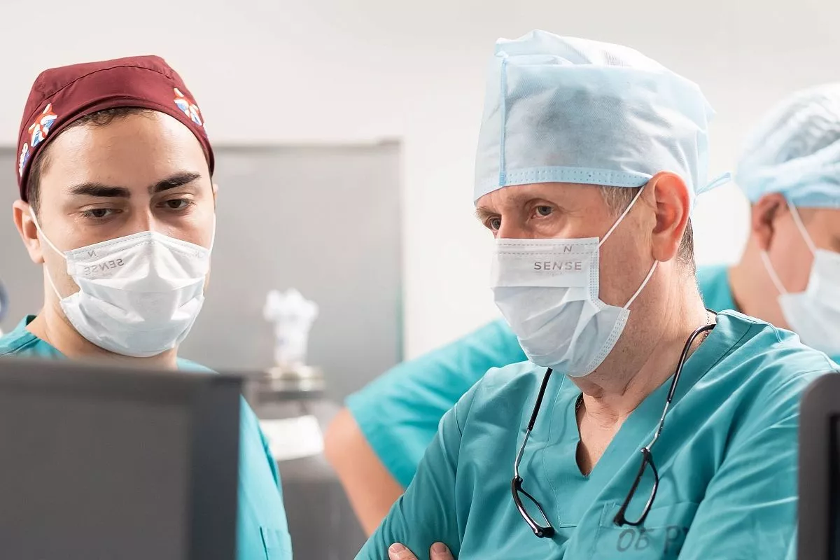 Первый заместитель главного врача Игорь Поляков (справа) стремится объединить на базе больницы весь спектр современных методов диагностики и лечения, доступных сегодня медицине.