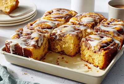 Ленивый синнабон-пирог с корицей и сливочной глазурью – без дрожжей, без раскатки, просто заливаем и в духовку