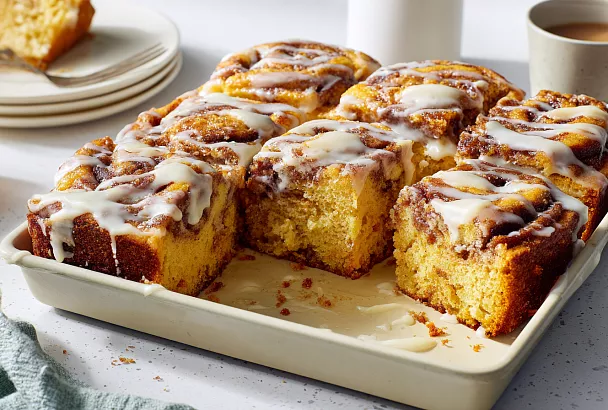 Ленивый синнабон-пирог с корицей и сливочной глазурью – без дрожжей, без раскатки, просто заливаем и в духовку