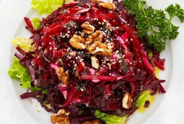 Почти как селедка под шубой, только два раза дешевле, проще и вкуснее, а слои воздушнее 