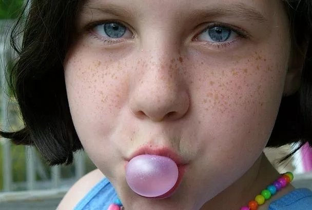 Вроде еда, а вроде нет: токсиколог объяснил, как жвачка обманывает организм