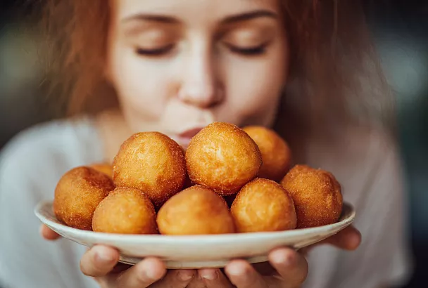 Картофельные пончики с сюрпризом: колбаски, копчёная рыба и чесночный соус