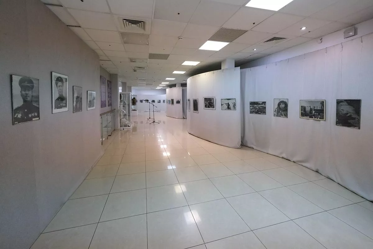 В экспозиции представлено более 50 военных фотографий.