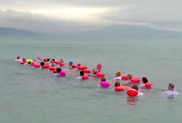 Массовый заплыв с 12-метровой Георгиевской лентой состоялся в Новороссийске