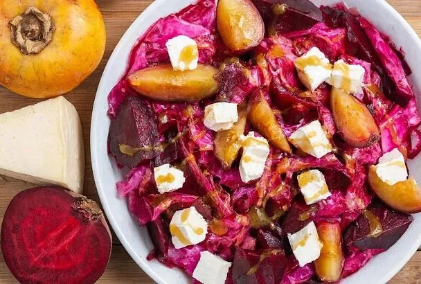 Салат из свеклы с хурмой и брынзой: запекаем свеклу, добавляем заправку — вкус получился ярким, с пикантной ноткой