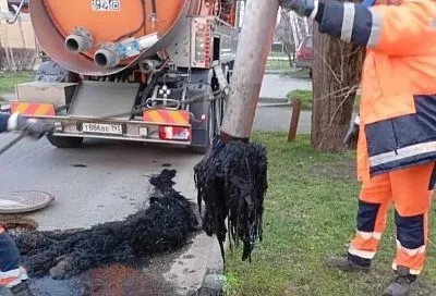 Специалисты «Росводоканал Краснодар» устраняют засоры на улице Передерия