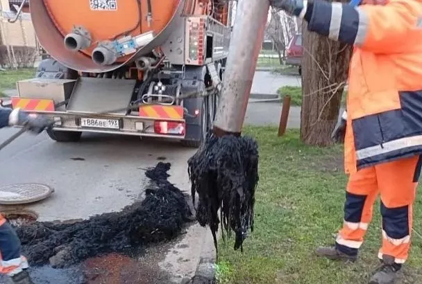 Специалисты «Росводоканал Краснодар» устраняют засоры на улице Передерия