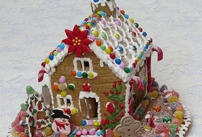 Делаю новогодний пряничный домик каждый выходной вместе с детьми: готовка превращается в увлекательную игру