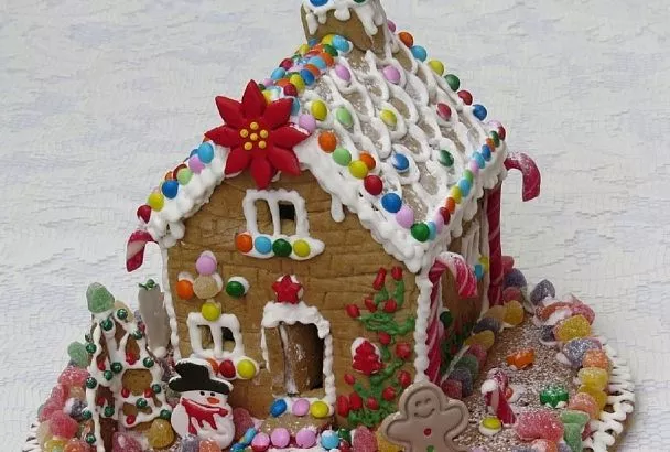 Делаю новогодний пряничный домик каждый выходной вместе с детьми: готовка превращается в увлекательную игру