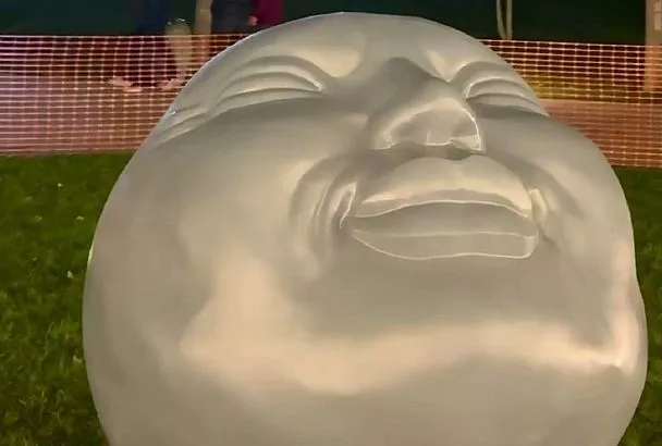 Лица с эмоциями. Новые арт-объекты появились в парке Галицкого