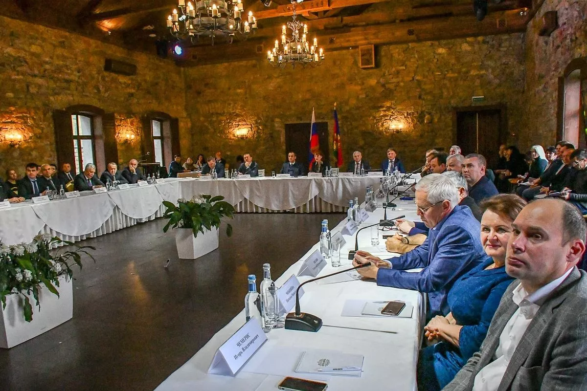 Мероприятие проходило в большом зале, оформленном камнем и деревом в старинном стиле