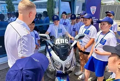 В Анапе юные инспекторы движения (ЮИД) встретились с сотрудниками МотоБата Госавтоинспекции