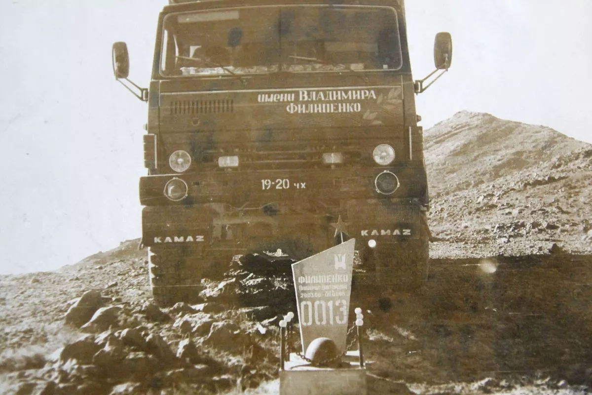 Памятный знак под Кандагаром на месте гибели нашего земляка Володи Филипенко и машина его имени. ;