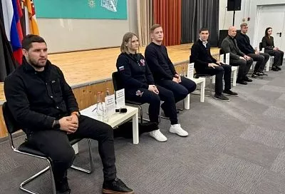 Известные спортсмены и представители власти встретились с учениками краснодарской школы  в Губернском