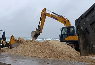 На участок пляжа в Витязево под Анапой отсыпают 45 тысяч кубометров чистого песка 