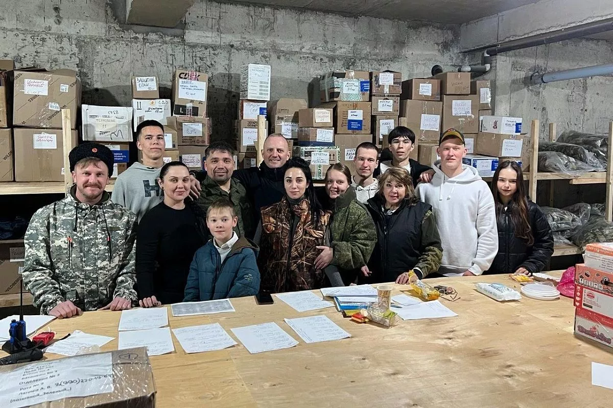 Волонтеры организации «Время помогать людям». В центре Амазасб Эйриян