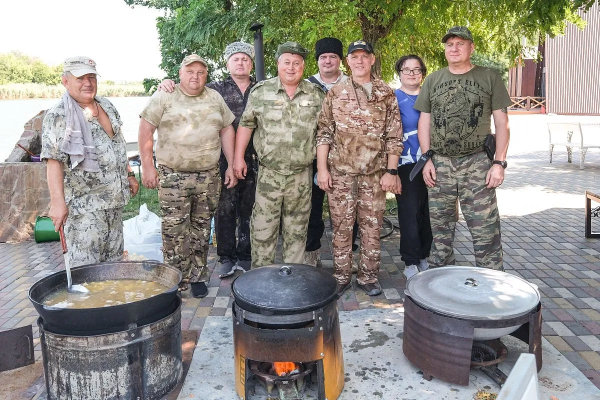 На живописном берегу Кирпилей казаки-волонтеры представили гостям презентацию под названием «Народная кухня».