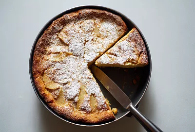 Яблочный пирог на сковороде: быстро и по-домашнему