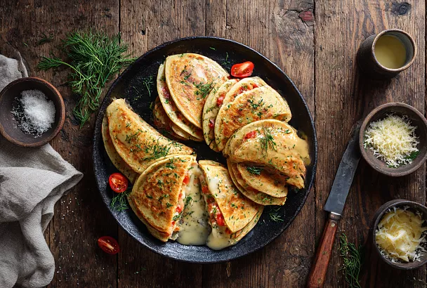 Сытные блинчики с помидором, зеленью и сыром