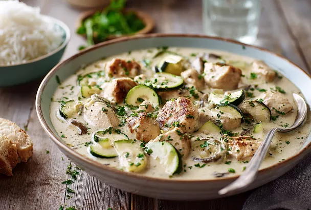 Кабачки с курицей в сметанно-сырном соусе: нежно и очень вкусно
