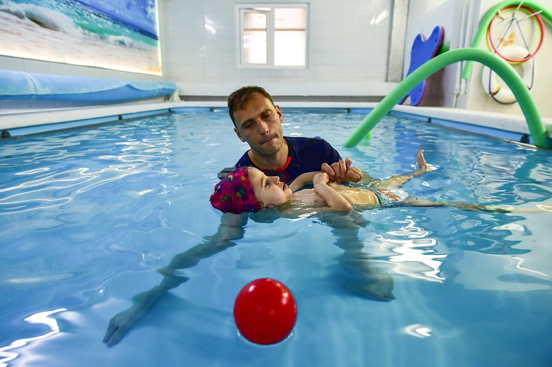 Живая вода: как плавание помогает особенным детям поверить в себя