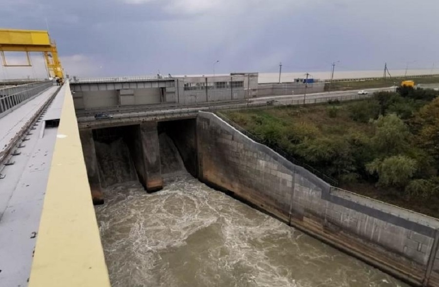 Уровень воды сегодня в реке кубань краснодар. Кубанское водохранилище Краснодар. Краснодарское водохранилище на реке Кубани. Шлюзы Краснодарского водохранилища. Краснодарское водохранилище (Кубанское море).