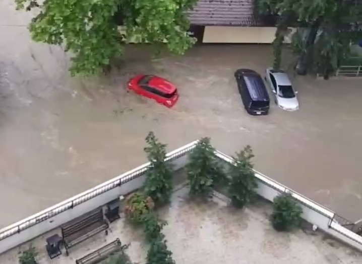 Улицы-реки: на Краснодарский край обрушился мощный ливень   