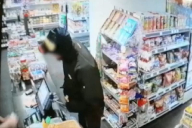 В Краснодаре приезжий с канцелярским ножом устроил разбойное нападение на магазин