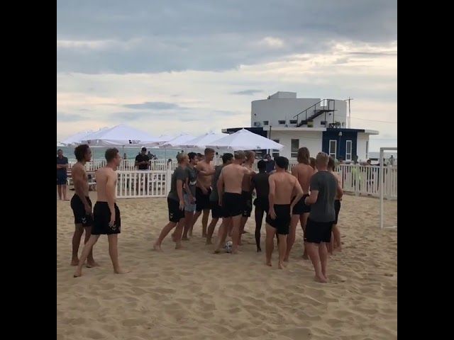 Сборная Дании сыграла на пляже в футбол