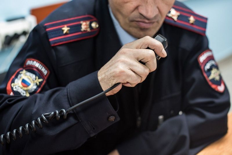 Угрожал ножом: в Краснодаре полиция ищет мужчину, грабившего женщин в лифтах