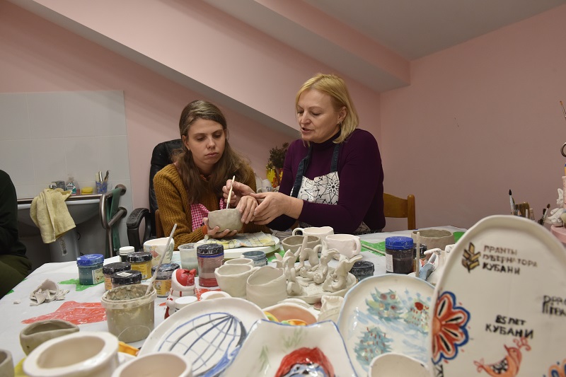 В гончарной мастерской преподаватель Оксана Сердюкова помогает ребятам раскрыться в прикладном творчестве. 