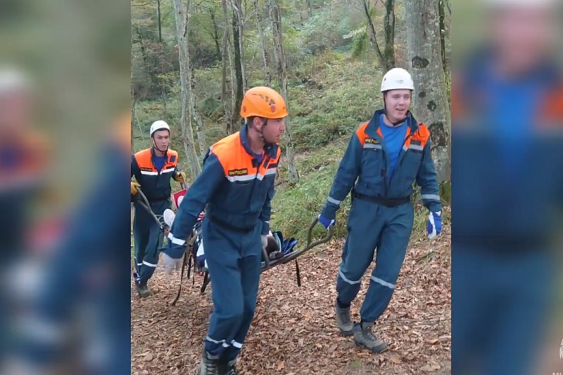 В Сочи спасатели транспортировали женщину с переломом ноги из Бытхинского лесопарка