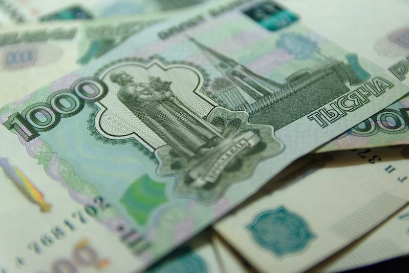 Путин поручил правительству увеличить зарплаты бюджетникам