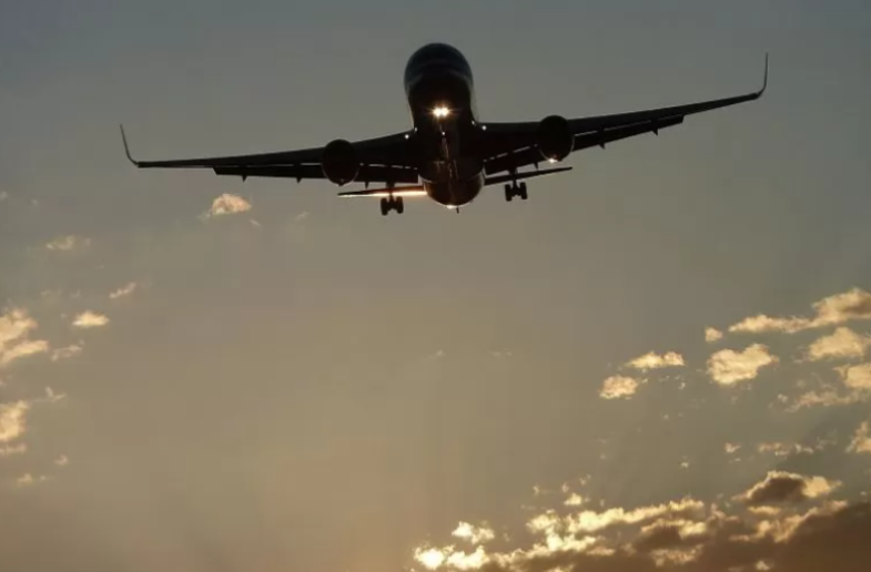 Летевший в Анталью самолет экстренно сел в Сочи из-за больного пассажира