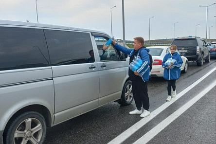 На площадках в районе Крымского моста волонтеры помогают водителям и пассажирам 
