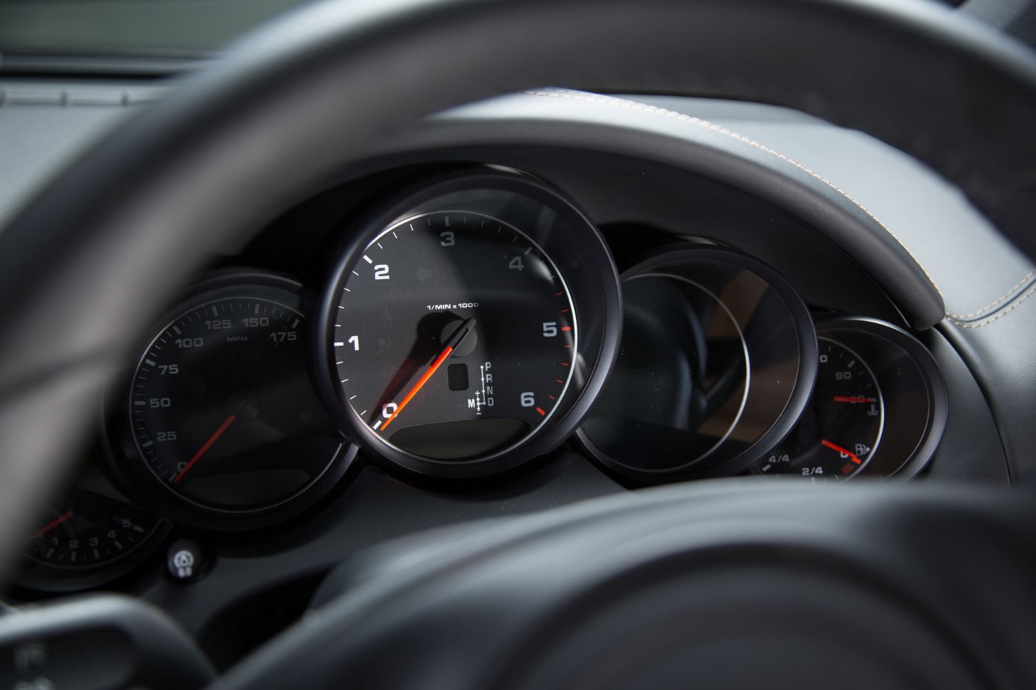 Продажи новых легковых автомобилей в России продолжают падение