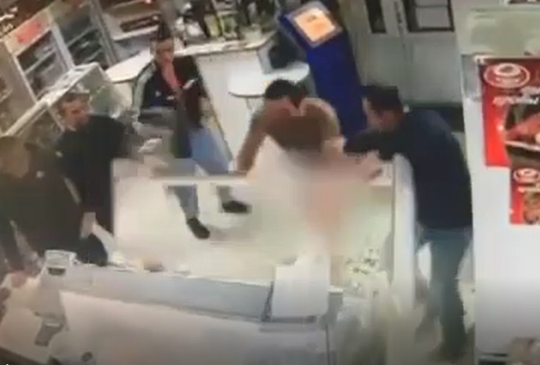 На Кубани голый мужчина разгромил продуктовый магазин