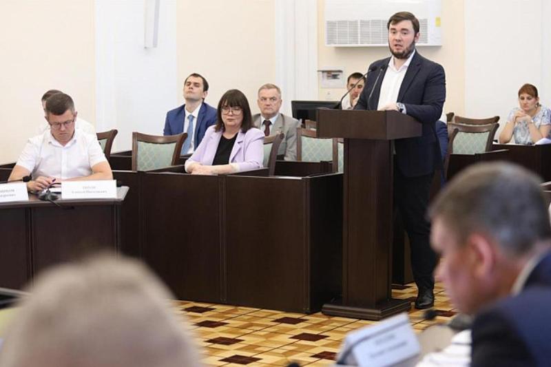 На планерку был приглашен директор департамента внутренней политики региона Александр Топалов.